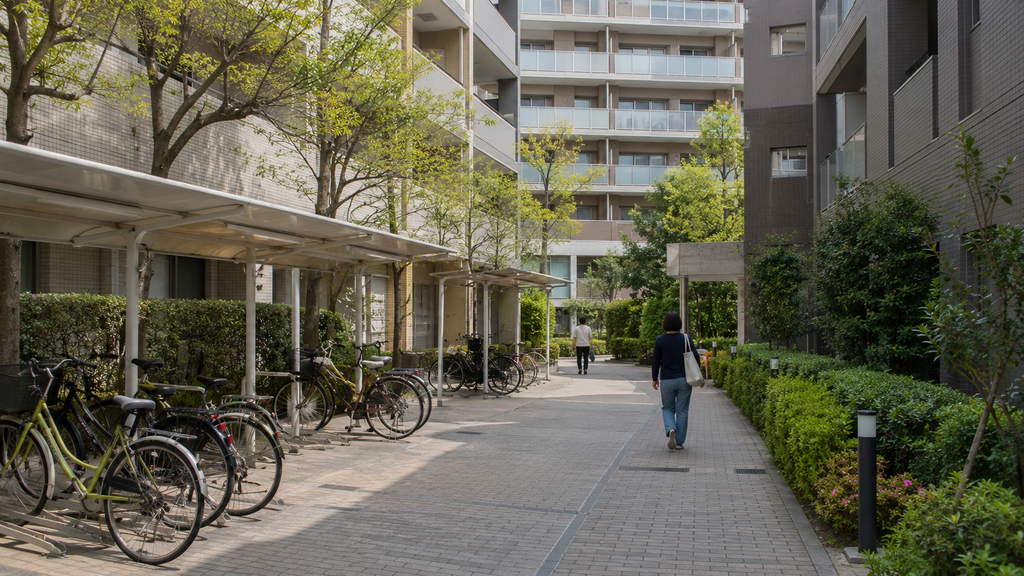 Condomínio residencial no Japão com áreas comuns organizadas.