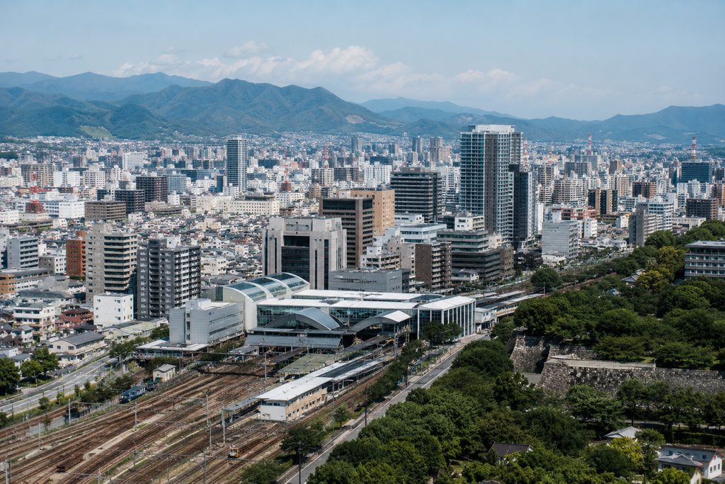 Vista panorâmica de uma grande cidade japonesa com edifícios modernos e montanhas ao fundo.