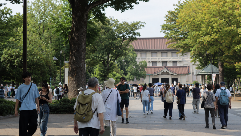 Visitantes caminhando pelo Ueno Park durante um passeio cultural por Tóquio.
